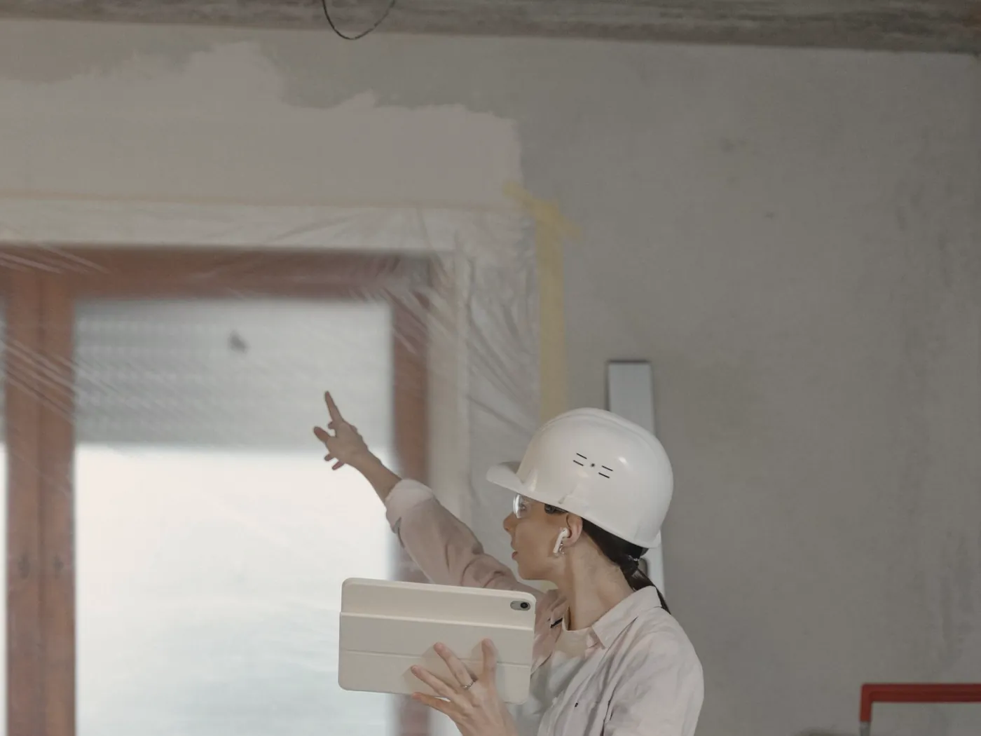 Professionnelle consultant un projet de rénovation sur une tablette.